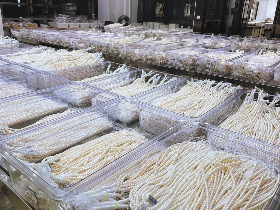 Bulk pearl strands organized by batch