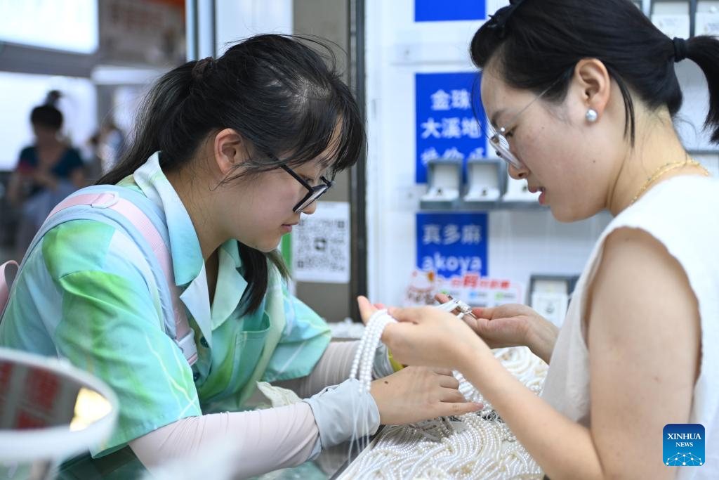 Pearl jewelry trading in Shanxiahu Town, Zhuji. Image source: People's Daily Online / Xinhua.