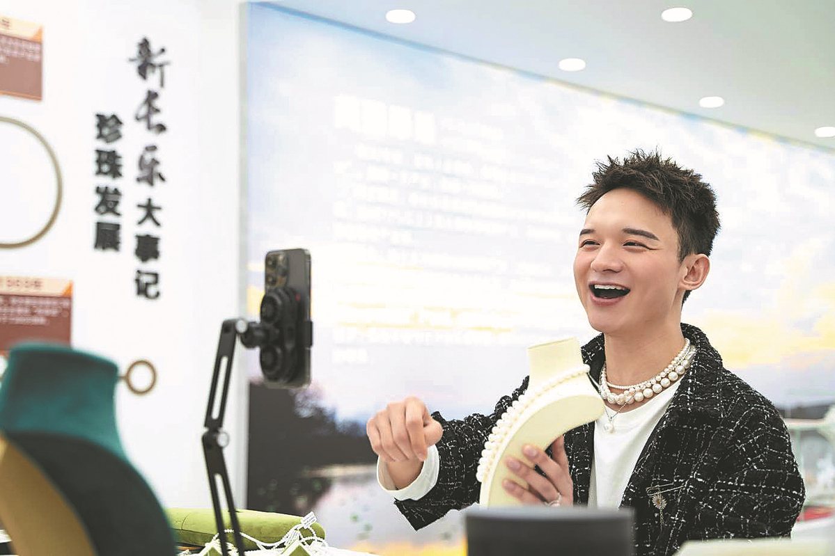 A pearl seller presents jewelry to online customers. Image source: China Daily.